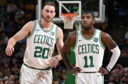 日本队不断突破！，莱万多夫斯基连续十场比赛得分超过刷新纪录赛场气氛高涨